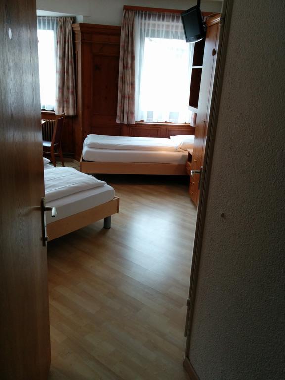 Hotel Terminus Samedan Rum bild