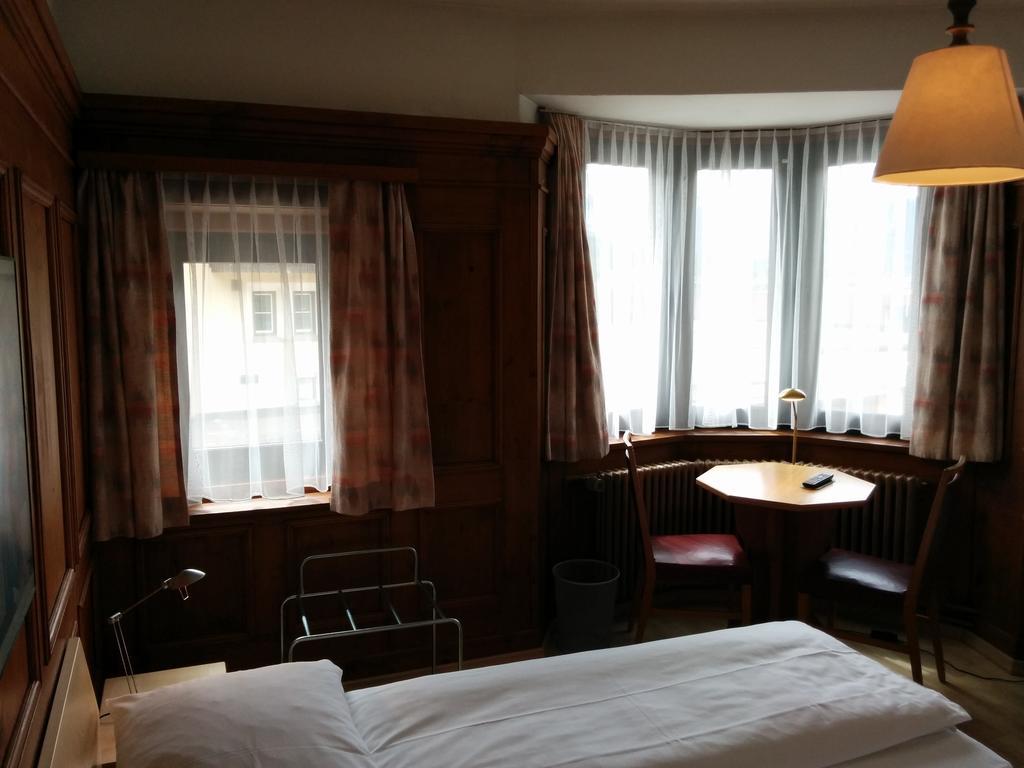 Hotel Terminus Samedan Rum bild
