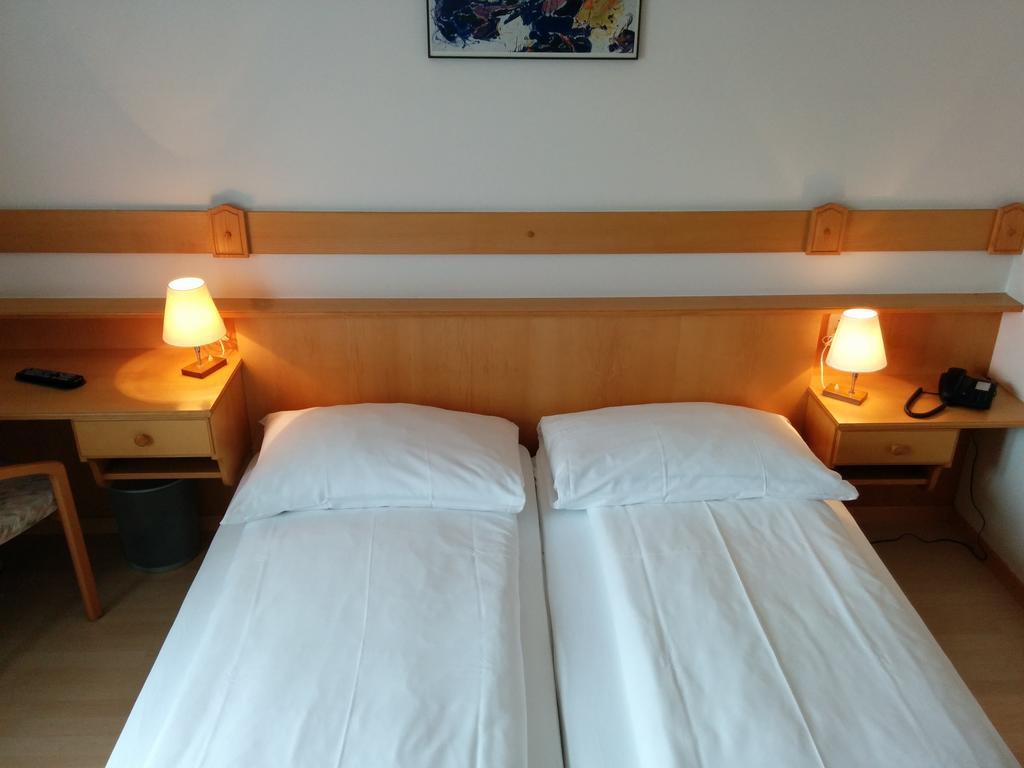 Hotel Terminus Samedan Rum bild