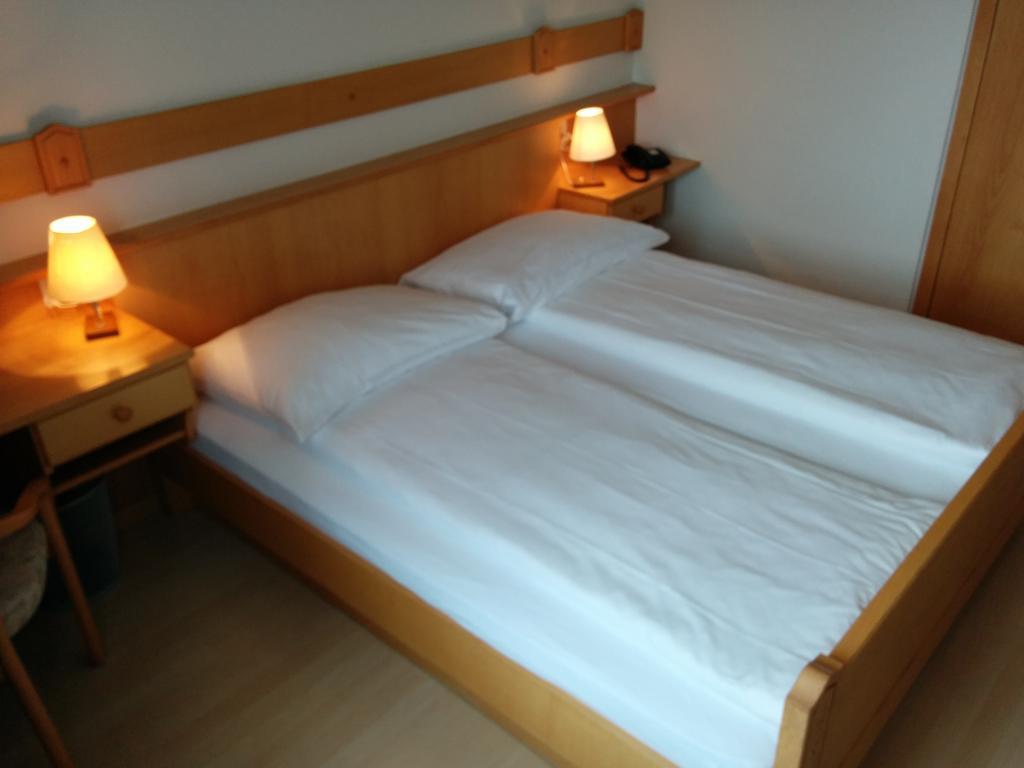 Hotel Terminus Samedan Rum bild