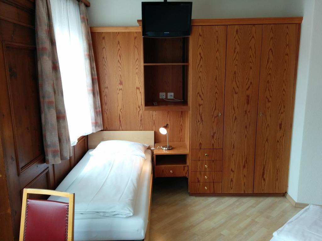 Hotel Terminus Samedan Rum bild