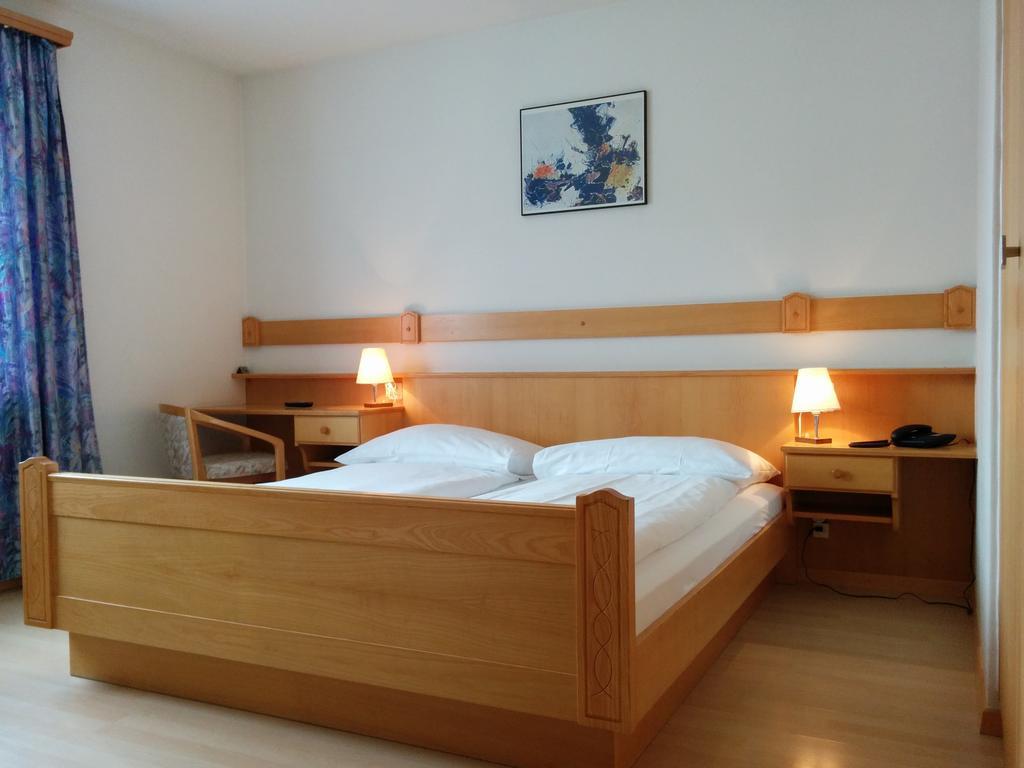 Hotel Terminus Samedan Rum bild