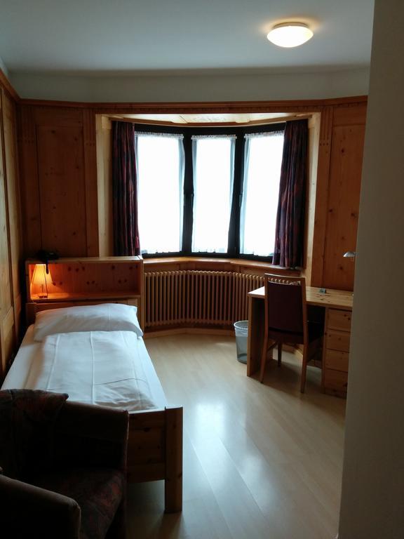 Hotel Terminus Samedan Rum bild